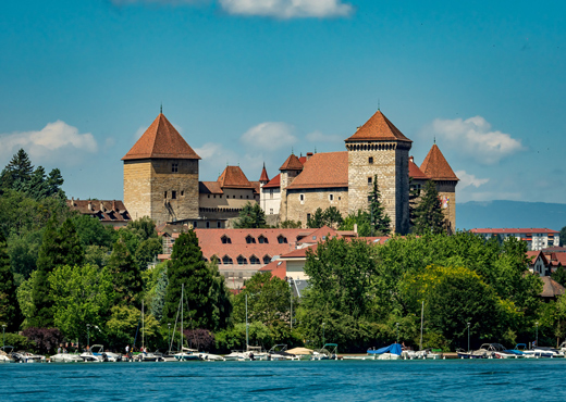 Le château du lac d'Annecy vu depuis le lac